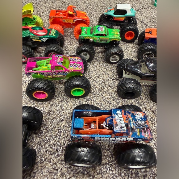 Lot of 12 monster jam hot wheels trucks - Picture 5 of 6
